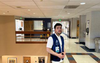 唯有通过 volunteer poses at San Leandro Hospital.